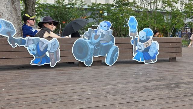 벤치에서 팬들과 함께하고 있는 미니언도 만날 수 있었다 (사진: 게임메카 촬영)