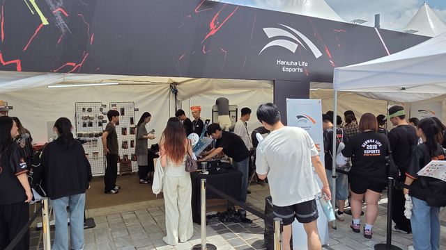 가장 먼저 반겨주는 부스는 결승전 주인공 한화생명e스포츠 부스 (사진: 게임메카 촬영)