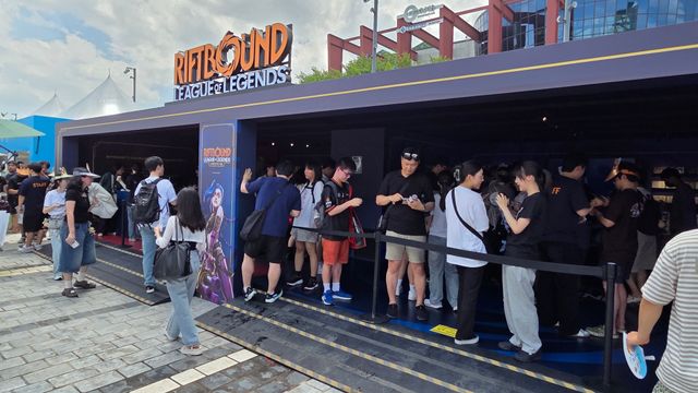 이번 MSI 팬 페스타에서 최초로 공개된 리그 오브 레전드 TCG '리프트바운드' 부스를 만날 수 있었다 (사진: 게임메카 촬영)