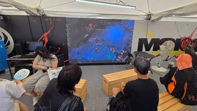 인기만큼 많은 사람이 칼바람 나락에서 더위를 식히는 중이다 (사진: 게임메카 촬영)
