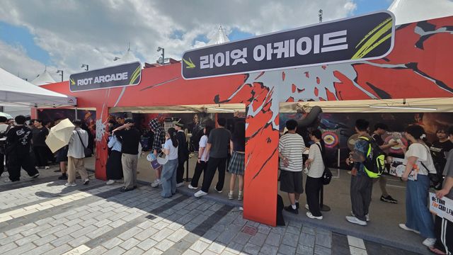 그 옆에 있는 라이엇 아케이드 부스에서는 (사진: 게임메카 찰영)