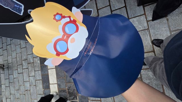 입구에서 리그 오브 레전드 챔피언이 그려진 캡을 받으면 팬 페스타 구경 준비 끝 (사진: 게임메카 촬여)