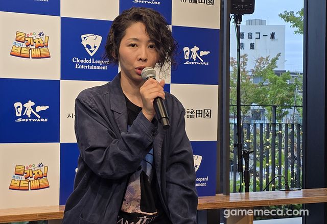 질문에 답변 중인 미조카미 디자이너 (사진: 게임메카 촬용)