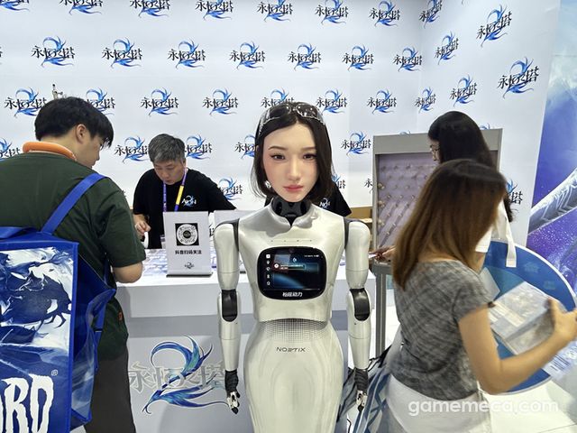 처음에 보고 팔이 참 얇은 부스직원인줄 알았다