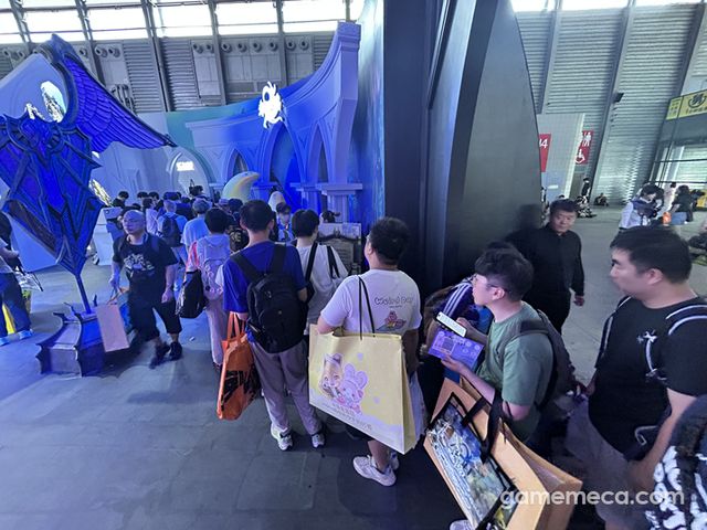 부스 바깥부터 안쪽까지 길게 늘어서 있는 줄