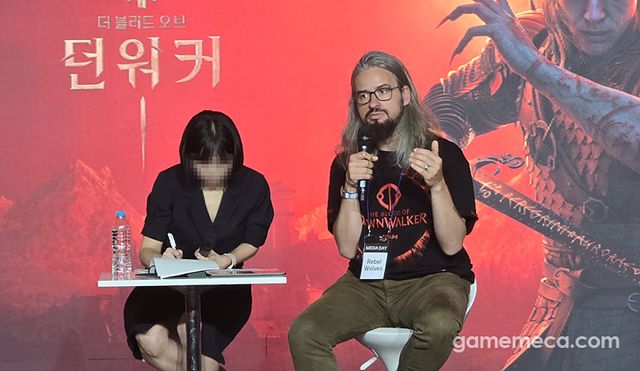 질문에 답변 중인 야쿠프 슈말렉 내러티브 디렉터 (사진: 게임메카 촬영)