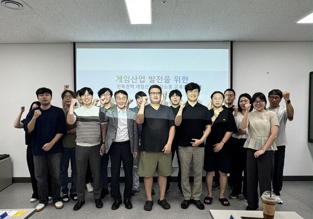 전북권역 게임산업 현장 소통 교류회에서 관계자들이 논의하고 있다(사진제공: 한국게임산업협회)