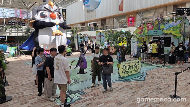 증강을 받고 본격적으로 행사장에 입장 (사진: 게임메카 촬영)