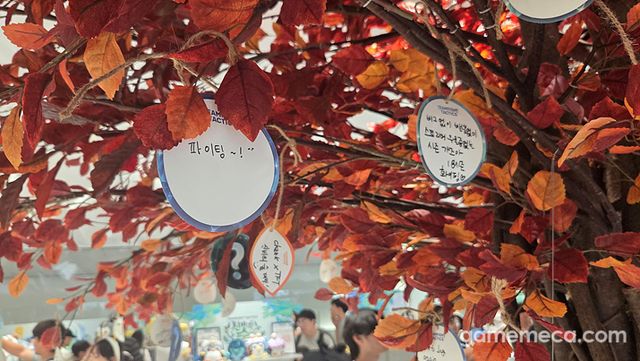 스토어 중앙에는 메시지를 적어 나무에 거는 소소한 이벤트가 진행 중이고 (사진: 게임메카 촬영)