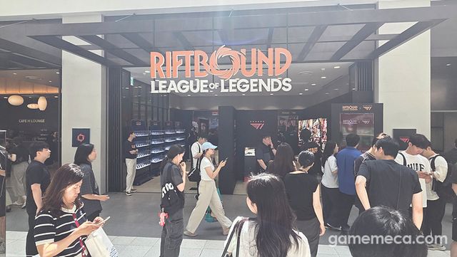 6층으로 이동하면 지난 MSI에서 한 차례 선보였던 리그 오브 레전드 TCG '리프트 바운드'가 기다린다 (사진: 게임메카 촬영)