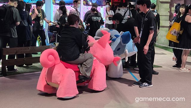 그런데 감옥에서 뒤를 돌아보니, 어딘가 익숙한 뒤태가 보인다 (사진: 게임메카 촬영)
