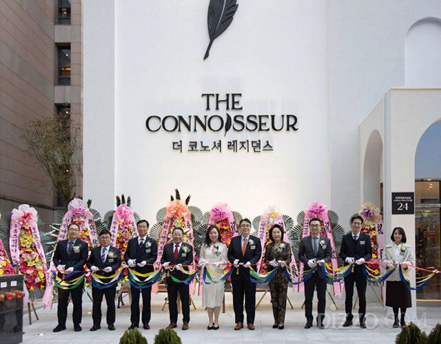 ‘더 코노셔 레지던스’ 그랜드 오프닝 테이프 커팅식 (왼쪽부터) 홈즈컴퍼니 이승준 이사, 건영 김준현 부사장, 건영 김현걸 대표, 건영 이형수 회장, 트리니티디앤씨 이현지 대표, 홈즈컴퍼니 이태현 대표, 건영 김원경 부회장, 트리니티디앤씨 서승훈 총지배인, 건영 이용희 전무, 홈즈컴퍼니 백수현 본부장