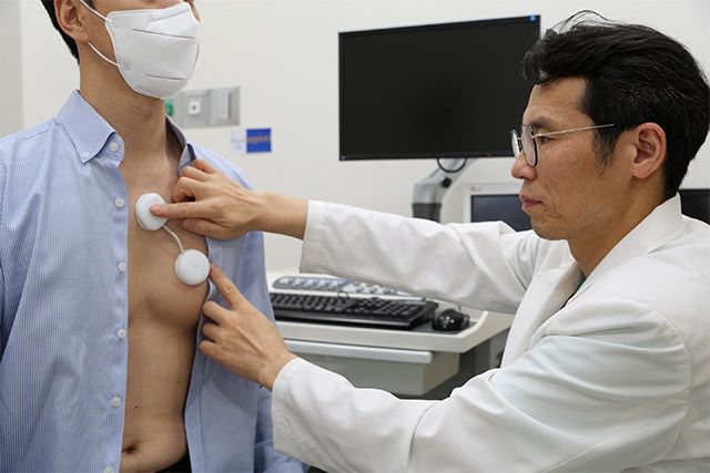 중앙대병원 심장혈관·부정맥센터 강기운 순환기내과 교수가 확장 심전도 모니터링(Extended ECG monitoring)검사를 진행하고 있다. /사진 제공=중앙대병원
