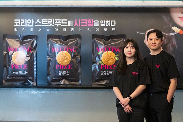 멜팅피스 브랜드 제품 앞에서 포즈를 취하고 있다. /사진=멜팅피스 제공