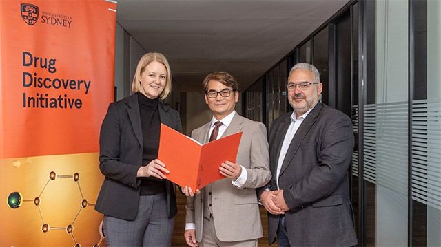 (왼쪽부터) 줄리 커니(Julie Cairney) 시드니대 부총장, 김규태 파로스아이바이오 호주법인 공동대표, 마이클 카시우(Michael Kassiou) 시드니대 DDI 센터장 /사진 제공=스테파니 징스하임(Stefanie Zingsheim)