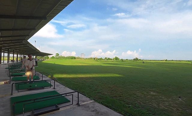 넉넉한 야외 연습장, 주변 플레이어 확인 후 타석이 아닌 잔디에서의 샷도 가능하다.