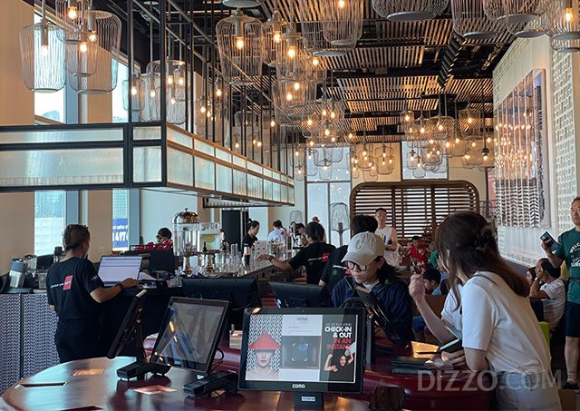 윙크 호텔 다낭 리버사이드에서 체크인하고 있는 투숙객의 모습