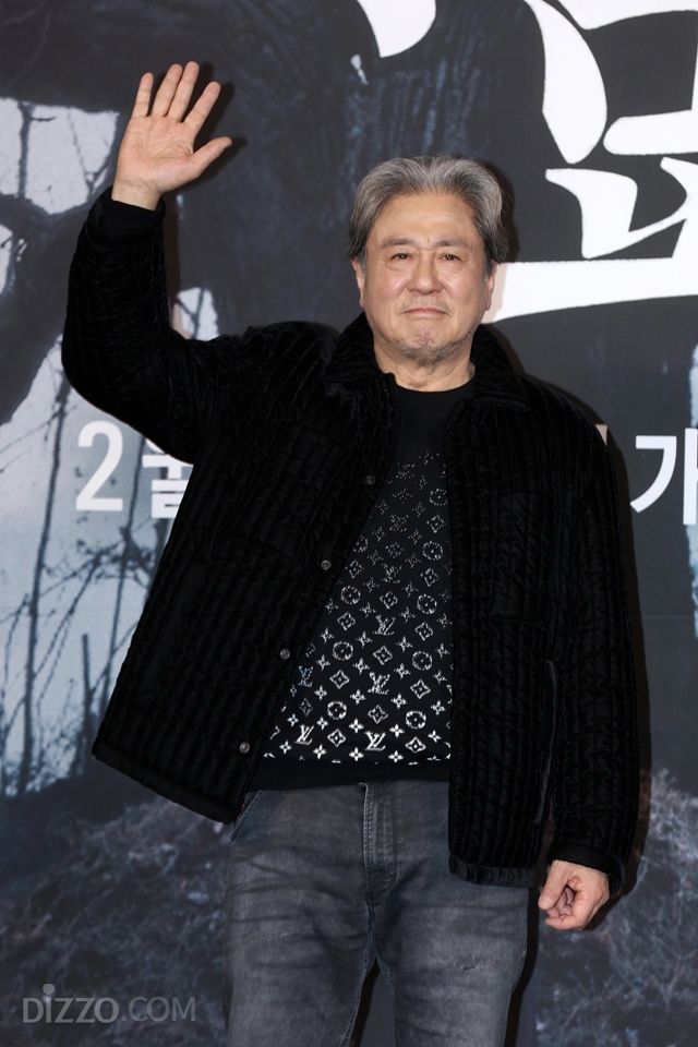 [종합] "김고은, 투잡 뛰는 거 아니야?" 감탄…현실 녹여낸 오컬트 '파묘'