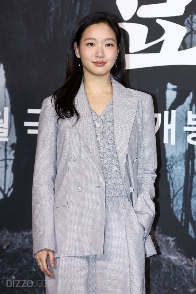 [종합] "김고은, 투잡 뛰는 거 아니야?" 감탄…현실 녹여낸 오컬트 '파묘'