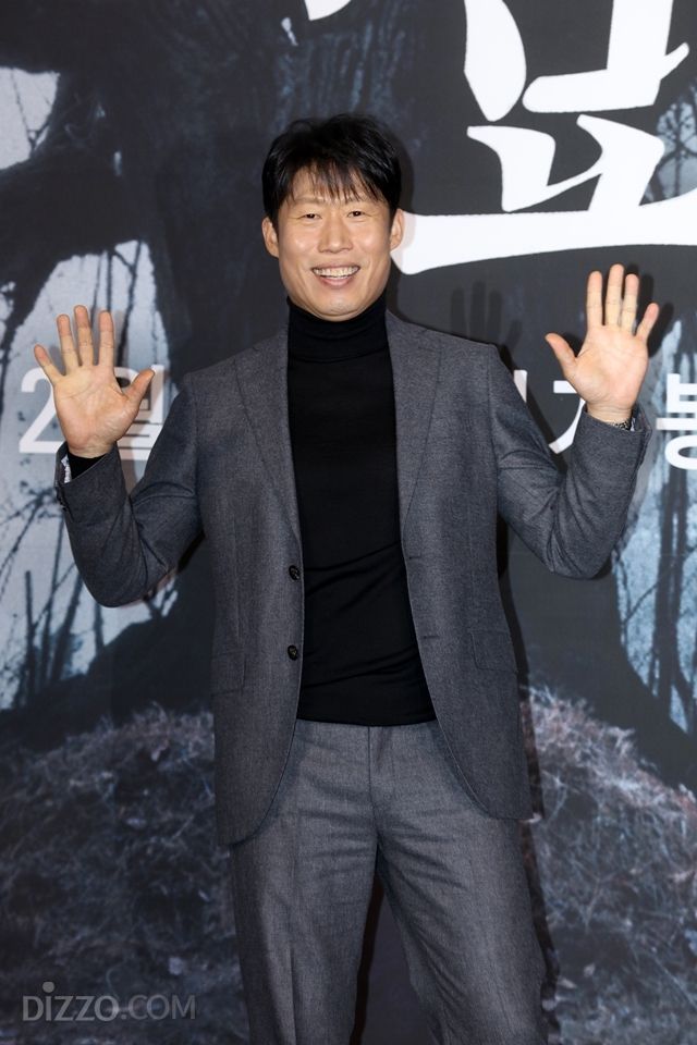 [종합] "김고은, 투잡 뛰는 거 아니야?" 감탄…현실 녹여낸 오컬트 '파묘'