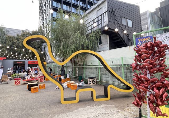 [현장취재] “용가리가 돌아왔다!” 어린 시절 감성 제대로 자극하는 ‘용가리 치킨 팝업’