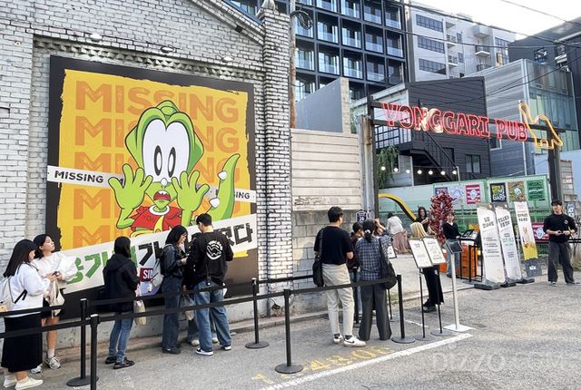 [현장취재] “용가리가 돌아왔다!” 어린 시절 감성 제대로 자극하는 ‘용가리 치킨 팝업’