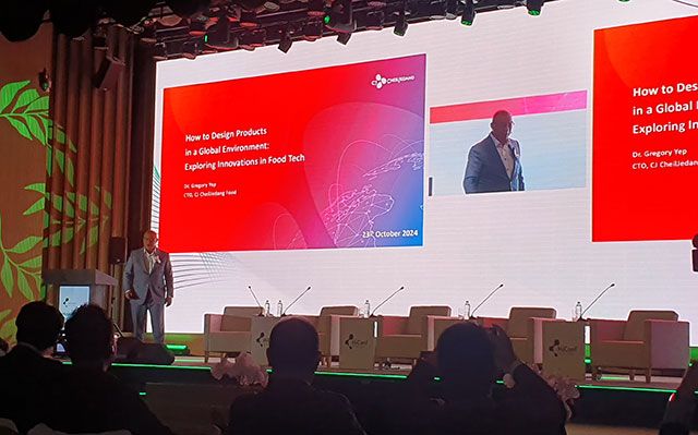 CJ제일제당의 CTO인 그레고리 옙 박사는 23일 열린 2024 헬시이노베이션콘퍼런스서울에서 푸드테크의 발전과 글로벌 식품 산업의 미래에 대해 강연을 하고 있다./사진=김경희
