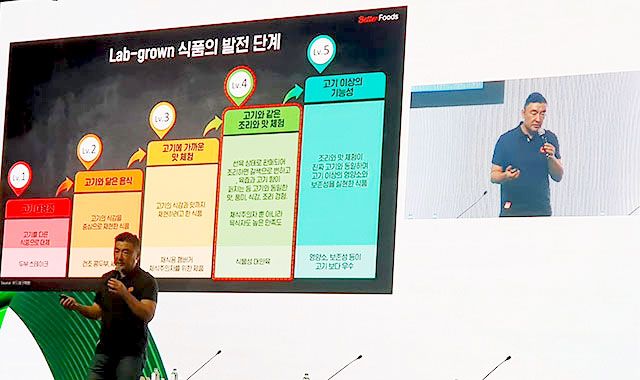 송현석 신세계푸드 대표이사가 23일 열린 2024 헬시이노베이션콘퍼런스서울에서 지속 가능한 식품 혁신에 대해 강연하고 있다./사진=김경희