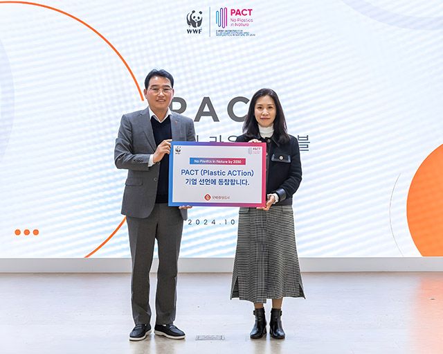 롯데칠성음료는 지난 23일에 개최된 제5회 플라스틱 라운드테이블 일정에 동참하고 기념촬영을 하고 있다./사진=롯데칠성음료