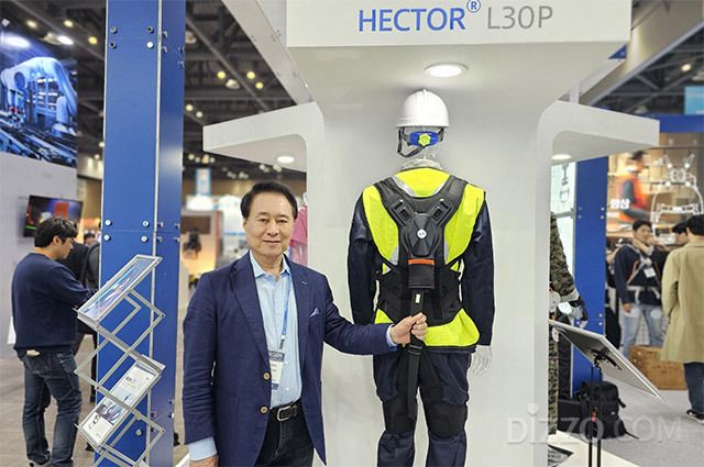 헥사휴먼케어 한창수 대표가 신제품 HECTOR L30P을 소개하고 있다.