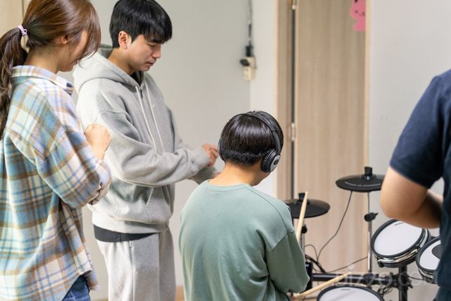 지난 19일 인스파이어 임직원들이 인천시 미추홀구에 위치한 스위트홈 그룹홈에 방문해 어린이들의 문화활동을 위한 전자 드럼을 설치하고 있다(사진제공=인스파이어) 