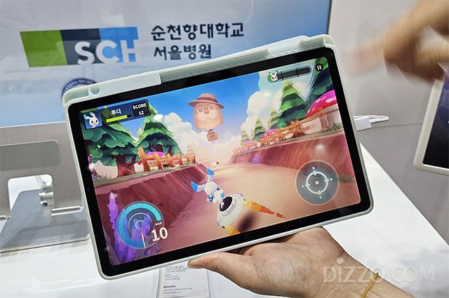 스타러커스는 스마트폰, 태블릿 등 모바일 기기를 직접 들고 움직여 게임을 진행한다.