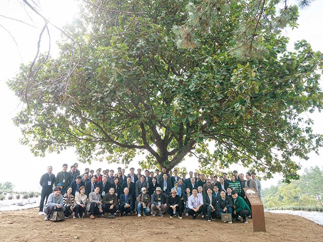 상하수목원 개장식 후 떡갈나무 앞에서 기념 촬영을 하고 있다./사진=매일유업