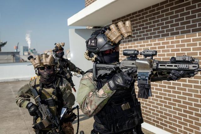 팔월삼일의 ‘즉각조치 가능 탄피받이’를 쓰고 있는 육군 사진 / 사진 제공=육군 제53보병사단