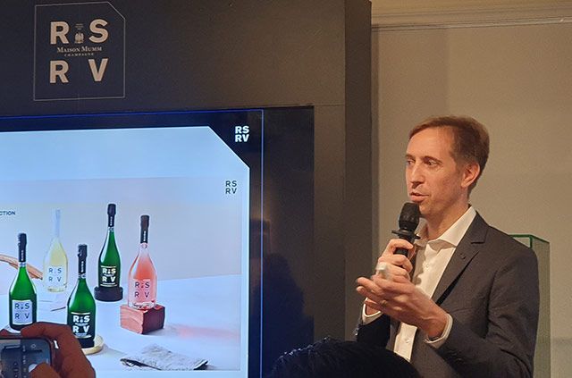 메종 멈의 셀러 마스터 얀 무니에르는 메종 멈 RSRV의 샴페인 특징에 대해 설명하고 있다./사진=김경희