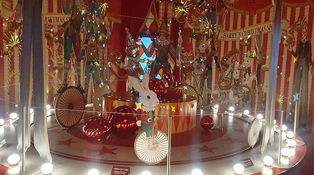 서울 여의도 더현대 5층 사운즈포레스트에 설치된 크리스마스 장식 '움직이는 대극장'의 내부 전경./사진=김경희