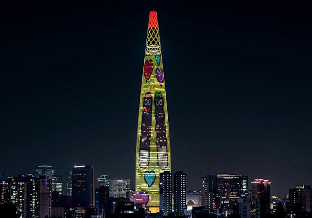 11월 11일 오후 6시부터 송출되는 롯데월드타워 빼빼로데이 미디어 파사드./사진=롯데웰푸드