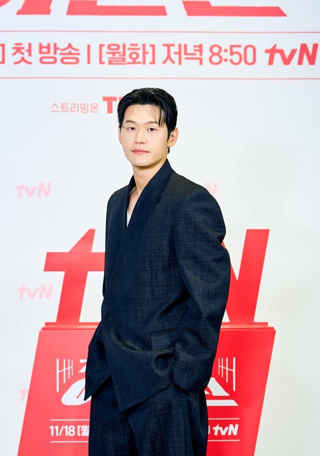 [종합] "현대판 이순신 느낌"…'타이틀롤' 고수X'액션 도전' 권유리, '이한신'