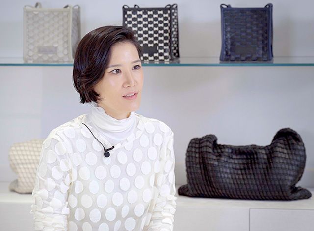 인터뷰하고 있는 패션 브랜드 콰니(KWANI)의 손경완 대표