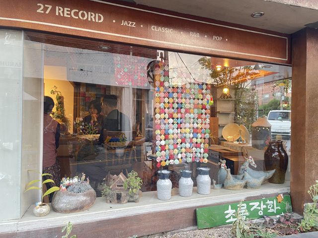 서학동예술마을의 한숙 촌장의 공방 '초록장화'