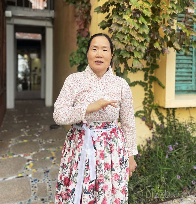 ‘서학동예술마을 가을 산책 프로그램’의 투어 가이드이자 작가인 한숙 서학동 촌장