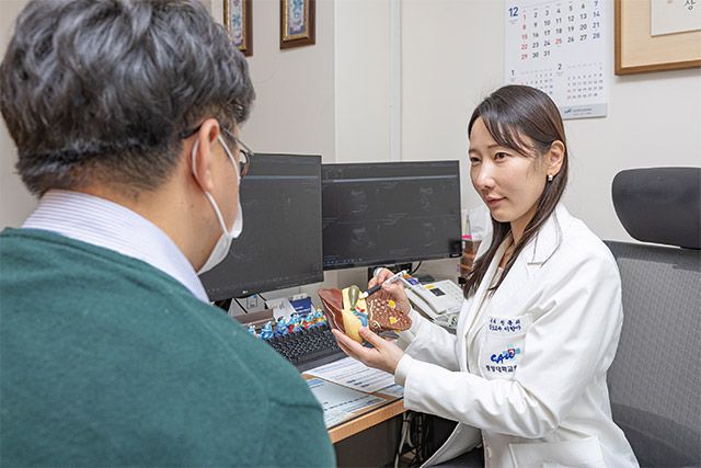 중앙대병원 소화기내과 이한아 교수가 진료하는 모습 /사진 제공=중앙대병원