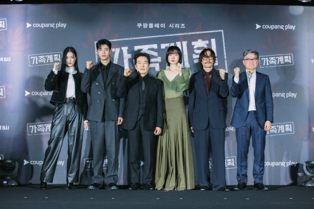 [종합] 본 적 없는 가족, 지구를 지켜라…배두나X류승범X백윤식X로몬X이수현 '가족계획'