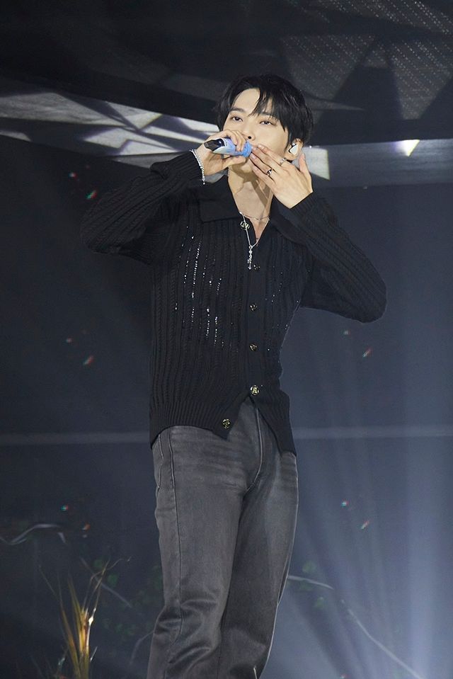 [공연뷰] "제 노래는 여러분 곁을 떠나지 않을 것"…도영의 '시리도록 눈부신' 청춘 찬가