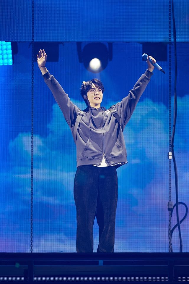 [공연뷰] "제 노래는 여러분 곁을 떠나지 않을 것"…도영의 '시리도록 눈부신' 청춘 찬가