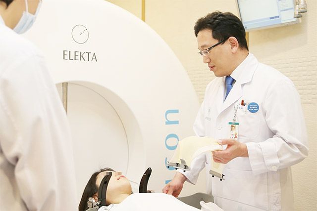 서울아산병원 신경외과 김영훈 교수(우)가 하부 뇌 신경초종 환자에게 감마나이프 수술 전 치료 과정을 설명하고 있다. /사진 제공=서울아산병원