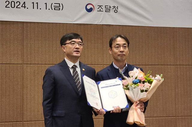 1일 서울지방조달청에서 진행된 2024년도 3차 혁신시제품 선정 수여식 행사에서 임기근 조달청장과 제이엘케이 김동민 대표가 기념촬영을 하고 있다. /사진 제공=제이엘케이