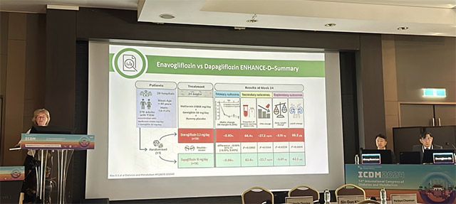 데이비스 교수가 엔블로의 다파글리플로진 대비 경증 신기능 환자 대상 혈당강하효과를 소개하고 있다. /사진 제공=대웅제약