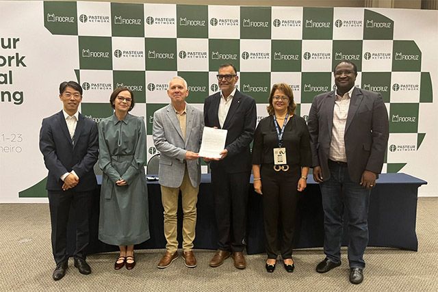 (왼쪽부터) 박규호 폴 한국파스퇴르연구소 응용분자생화학실장, 야스민 벨 카이드 프랑스 파스퇴르연구소장, 마우리시오 주마 바이오망기누스 CEO, 마리오 모레이라 피오크루즈 대표, 사미아 매니프 튀니지 파스퇴르연구소장, 아마두 알파 살 세네갈 파스퇴르연구소장 /사진 제공=한국파스퇴르연구소