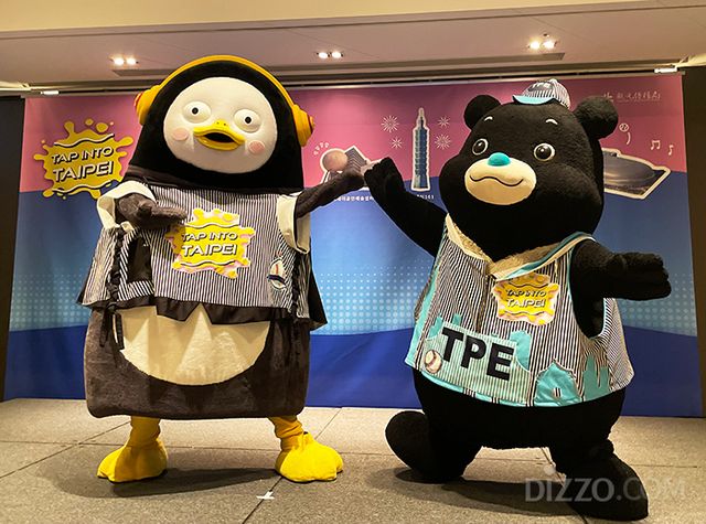 양국 홍보대사인 브라보베어와 펭수가 함께 포즈를 취하며 기념 촬영을 하고 있다.(사진촬영=서미영 기자)